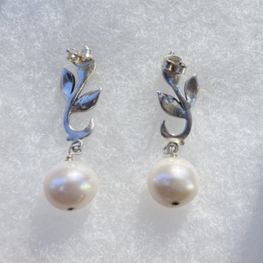 925 Sterling Silver 10mm Pearl Earrings w/ leaf design - Picture 2 of 2
